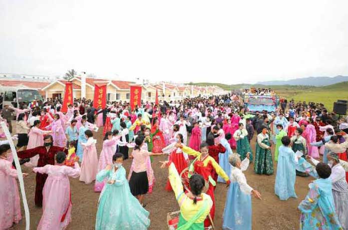 1-자연의 대재앙이 휩쓴 황해북도 금천군 강북리에 새집들이 경사가 났다